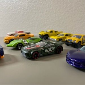 Mix of 10 newer Matchbox and Hot Wheels cars